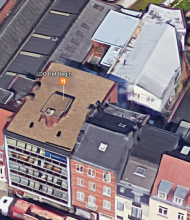 Dit beeld toont een luchtfoto van de voorkant van het gebouw.
